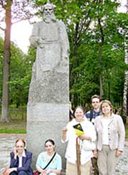 Студенты БКВДУ у памятника